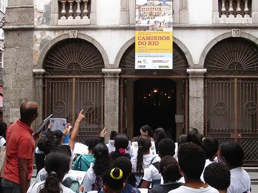 A turma chega à igreja para o passeio-aula Caminhos do Rio.