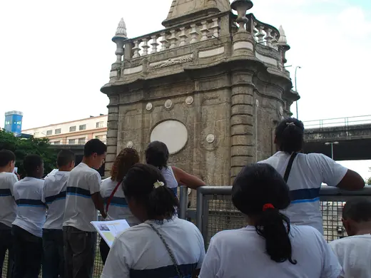 Alunos diante do Chafariz do Mestre Valentim, na Praça XV.