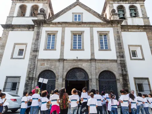 Alunos do CIEP Francisco Cavalcanti Pontes de Miranda em frente à igreja.