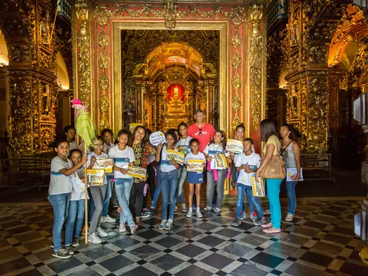 Alunos do CIEP Francisco Cavalcanti Pontes de Miranda no interior da igreja.