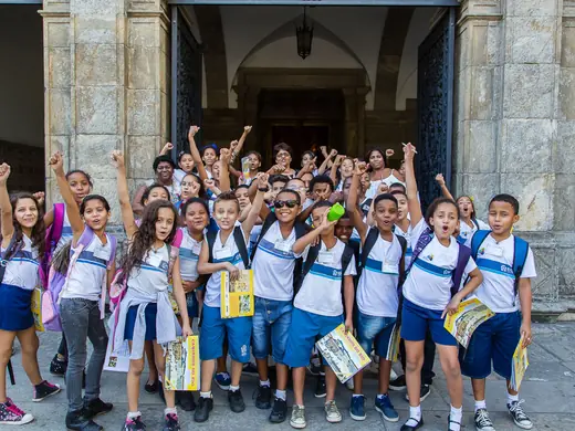 Alunos do CIEP Gilberto Freire comemoram o passeio.