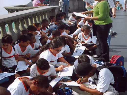Alunos preenchem o caderno de atividades no alto do Corcovado.