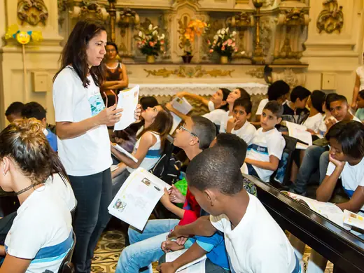 Alunos da E. M. Gastão Penalva em igreja histórica.