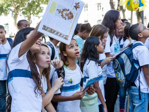 Alunos da E. M. Gastão Penalva com o caderno de atividades.