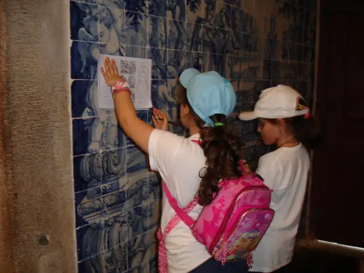 Alunos descobrem os azulejos da Igreja da Glória do Outeiro.