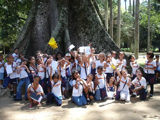 Turma reunida junto às árvores gigantes do Jardim Botânico.