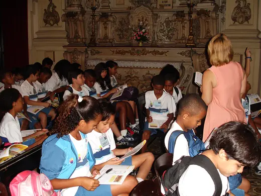 Estudantes dentro da Igreja de Nossa Senhora da Lapa dos Mercadores.