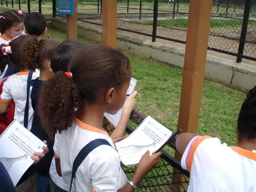 Registrando o que vê: aula de campo no Jardim Zoológico.